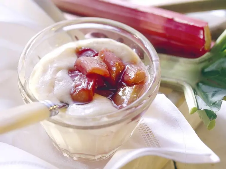Vanillepudding mit Rhabarber