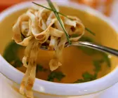 Gemüsebrühe mit Pfannkuchenstreifen