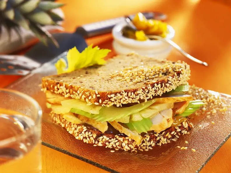 Sandwich mit Hähnchen und Frucht
