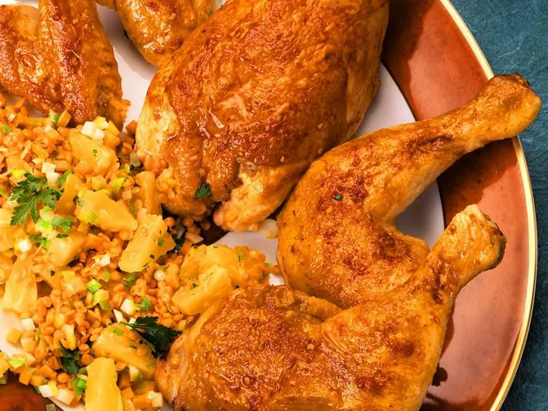 Scharfes Hähnchen mit fruchtigem Linsensalat
