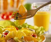 Kopfsalat mit Früchten und Joghurtdressing