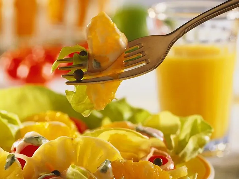 Kopfsalat mit Früchten und Joghurtdressing