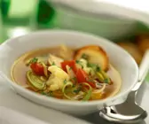 Klare Gemüsesuppe mit Blumenkohl, Tomaten, Lauch und Champignons