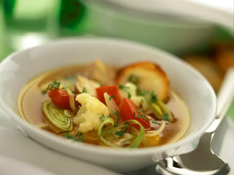 Klare Gemüsesuppe mit Blumenkohl, Tomaten, Lauch und Champignons