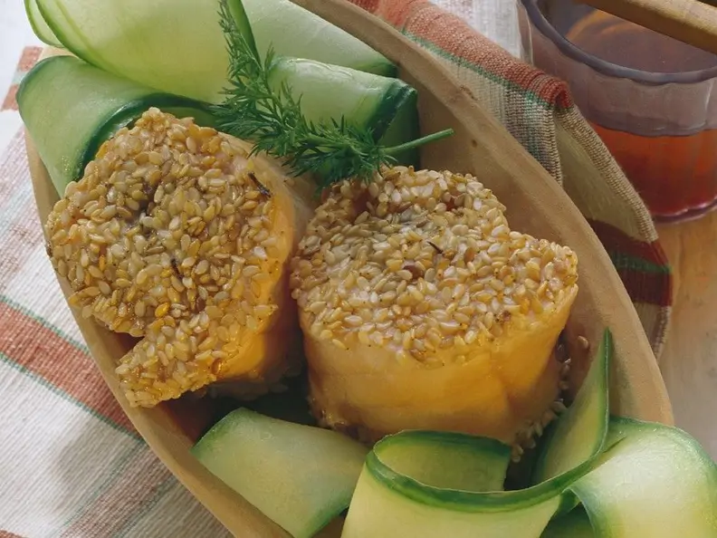 Sesam-Räucherlachs mit Zucchini