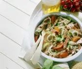 Gemischter Wurstsalat mit Gurke und Tomaten