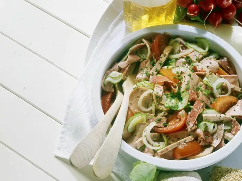 Gemischter Wurstsalat mit Gurke und Tomaten