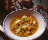Gemüsesuppe mit Scholle