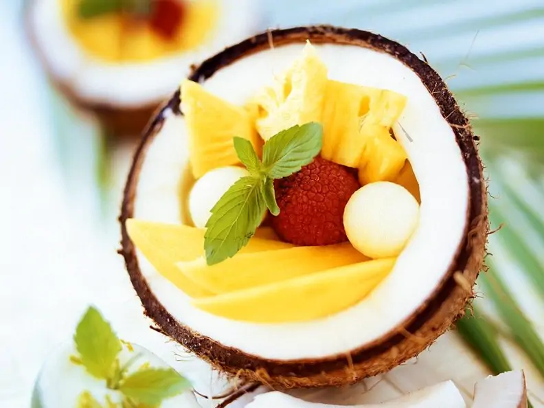 Exotischer Obstsalat mit Kokos