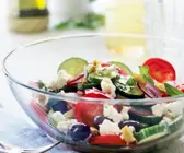 Griechischer Salat mit Feta und Oliven