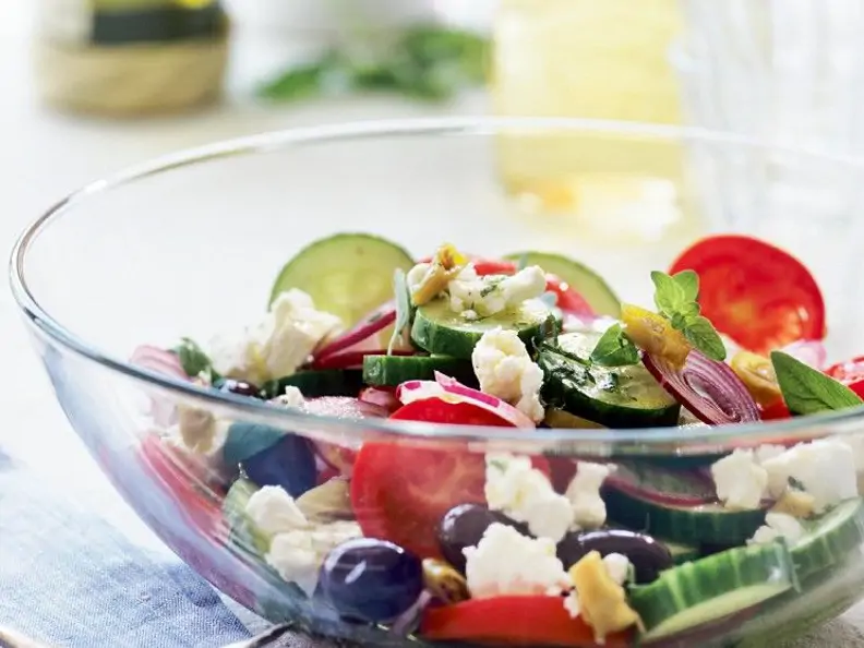 Griechischer Salat mit Feta und Oliven