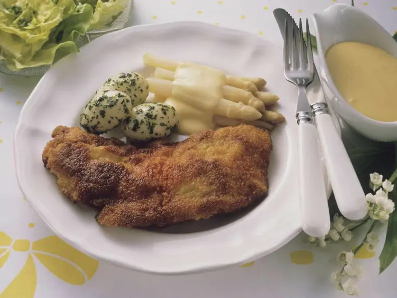 Wiener Schnitzel mit Kartoffeln und Spargel