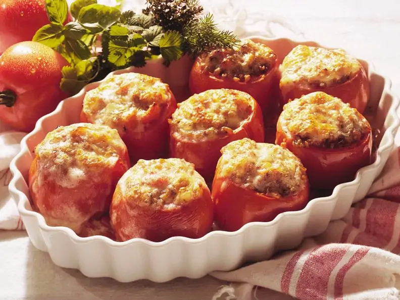 Gebackene Tomaten mit Weizenfüllung
