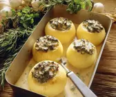Gebackene Zwiebeln mit Kräuterfüllung