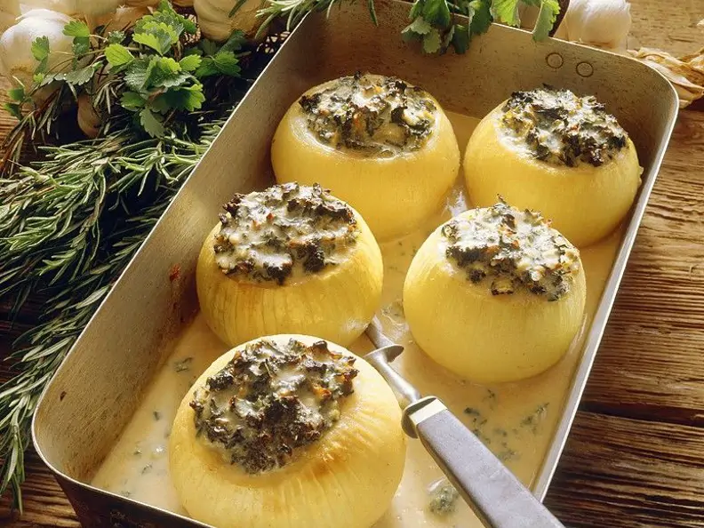 Gebackene Zwiebeln mit Kräuterfüllung