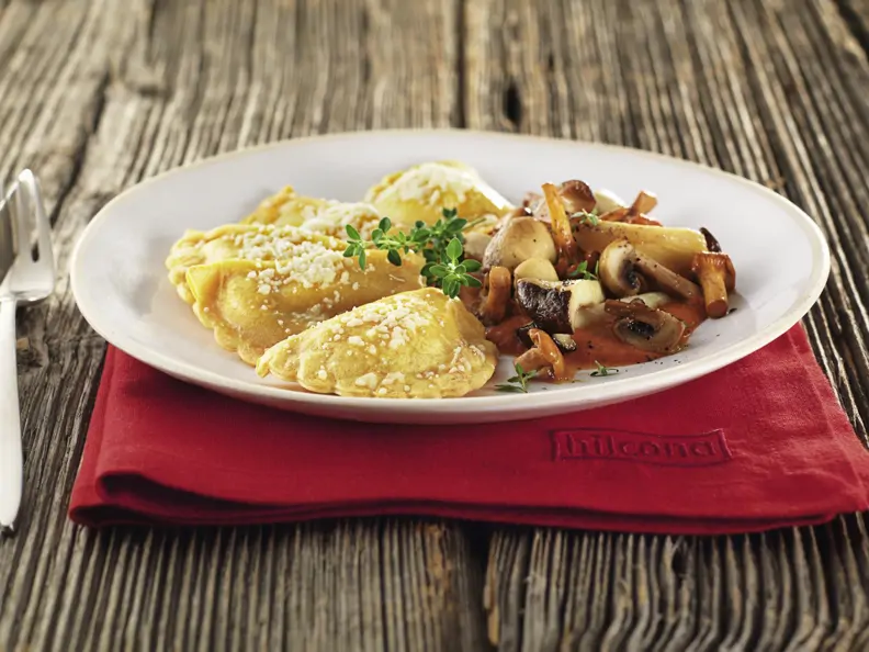 Pfannen Pasta mit Frühlingszwiebeln, Tomaten und Pilzen