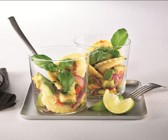 Pfannen Pasta mit Zwiebel-Avocado-Salat