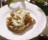 Überbackener Toast mit Käse und Zwetschgen