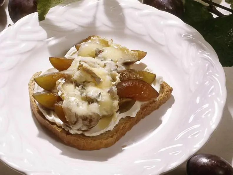 Überbackener Toast mit Käse und Zwetschgen