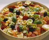 Nudelsalat mit Kabanossi und Tomaten
