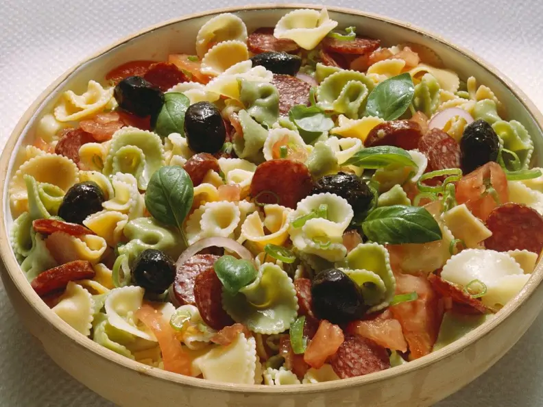 Nudelsalat mit Kabanossi und Tomaten