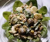 Nudel-Bananensalat mit Fleischklößchen