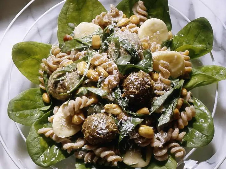 Nudel-Bananensalat mit Fleischklößchen