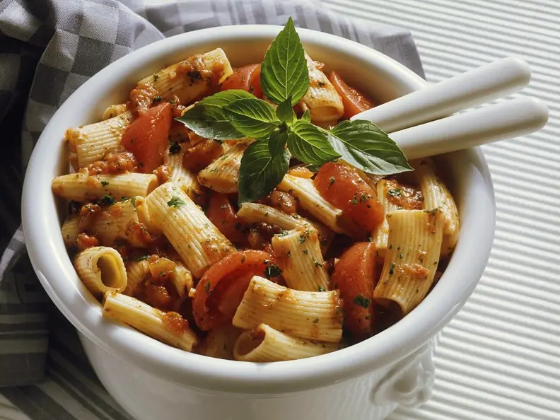 Rigatoni mit Tomatensauce