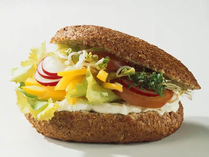 Belegte Brötchen mit Salat