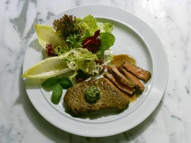 Rindersteak mit Salat