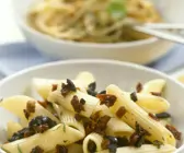 Penne mit Sauce aus getrockneten Tomaten und schwarzen Oliven