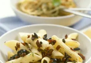 Penne mit Sauce aus getrockneten Tomaten und schwarzen Oliven