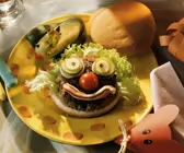Clown-Hamburger mit Gewürzgurkenfrosch