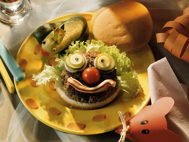 Clown-Hamburger mit Gewürzgurkenfrosch