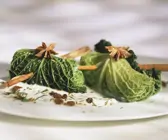 Wirsingpäckchen mit Joghurtsoße und Sultaninen