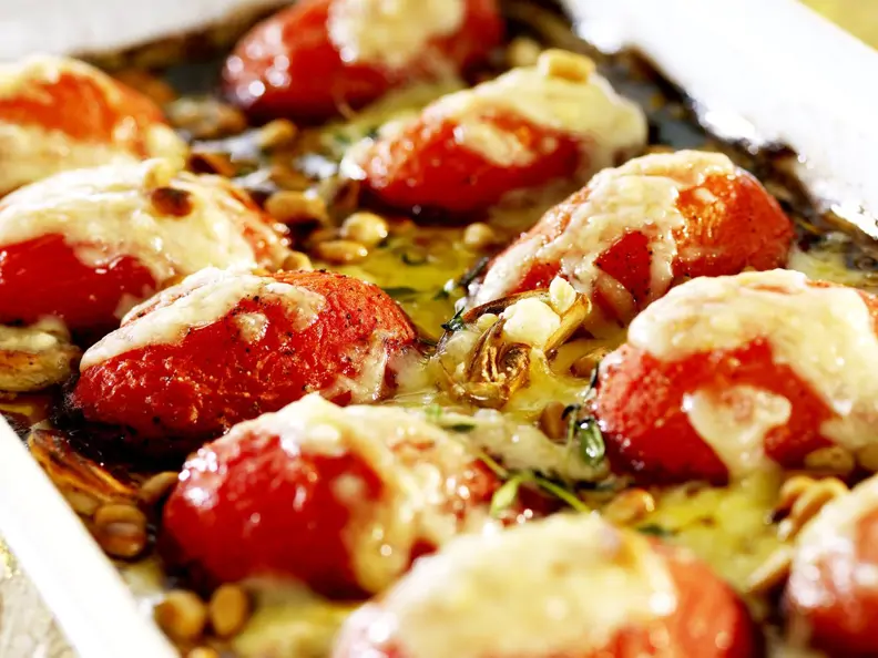 Mit Jarlsberg überbackene Tomaten