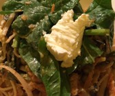 Goldbraune Kokosnudeln mit Krebsfleisch und frischem Spinat