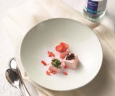 Bunte Würfel von Vanille-Erdbeer-Parfait
