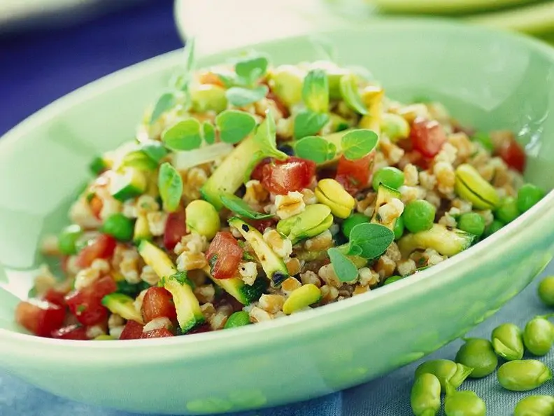 Hülsenfrüchtesalat mit Dinkel und Gemüse