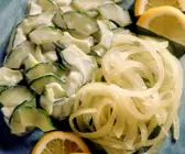 Gurkensalat mit Zwiebeln