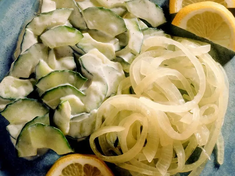 Gurkensalat mit Zwiebeln