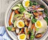 Salat mit Hähnchen und Ei