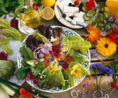 Bunter Salat mit Blüten