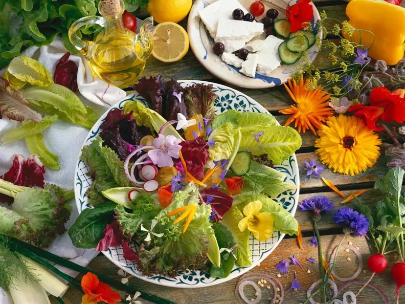 Bunter Salat mit Blüten