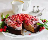 Kuchen mit Kornelkirschen
