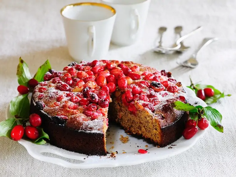 Kuchen mit Kornelkirschen