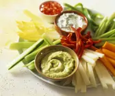 Gemüse mit verschiedenen Dips