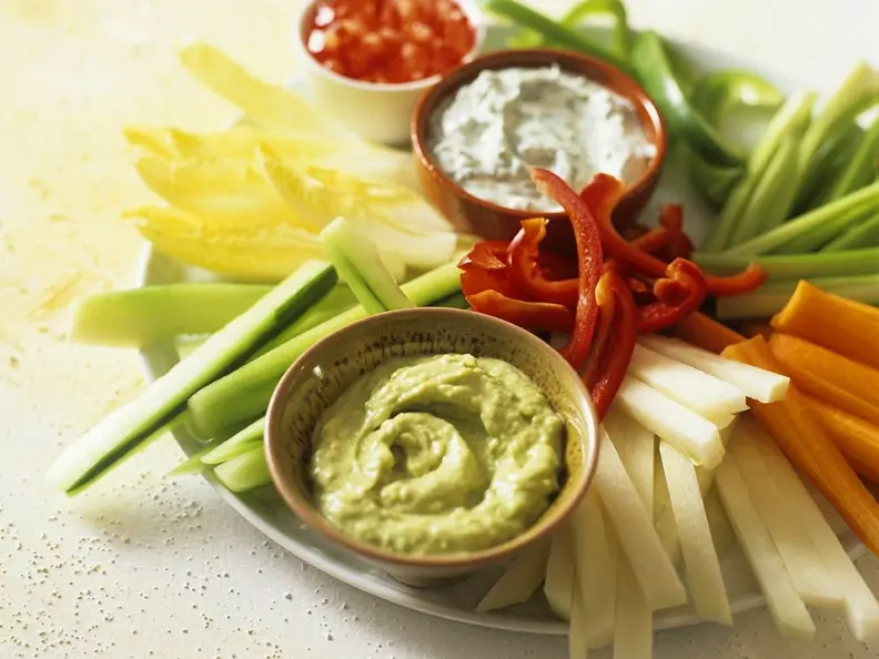 Gemüse mit verschiedenen Dips