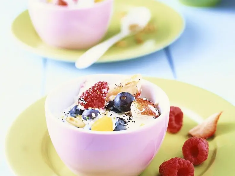 Quark mit Beeren und Mohn