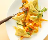 Mit Kaninchen gefüllte Nudeln und Karottenstreifen